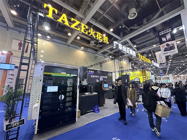 台正镜面放电加工机亮相2024 SME苏州国际机床展